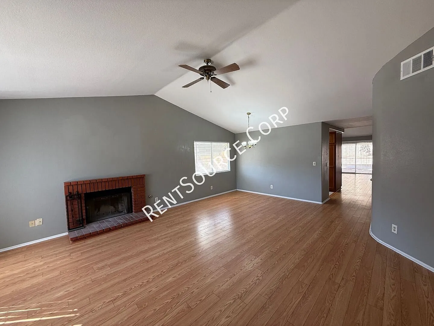 4 Bedrooms/2 Bathrooms Single Story Home for Rent in West Palmdale in Antelope Valley — Photo 4