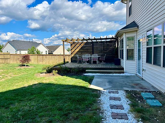 Fenced in backyard with patio set! Lawn care included.