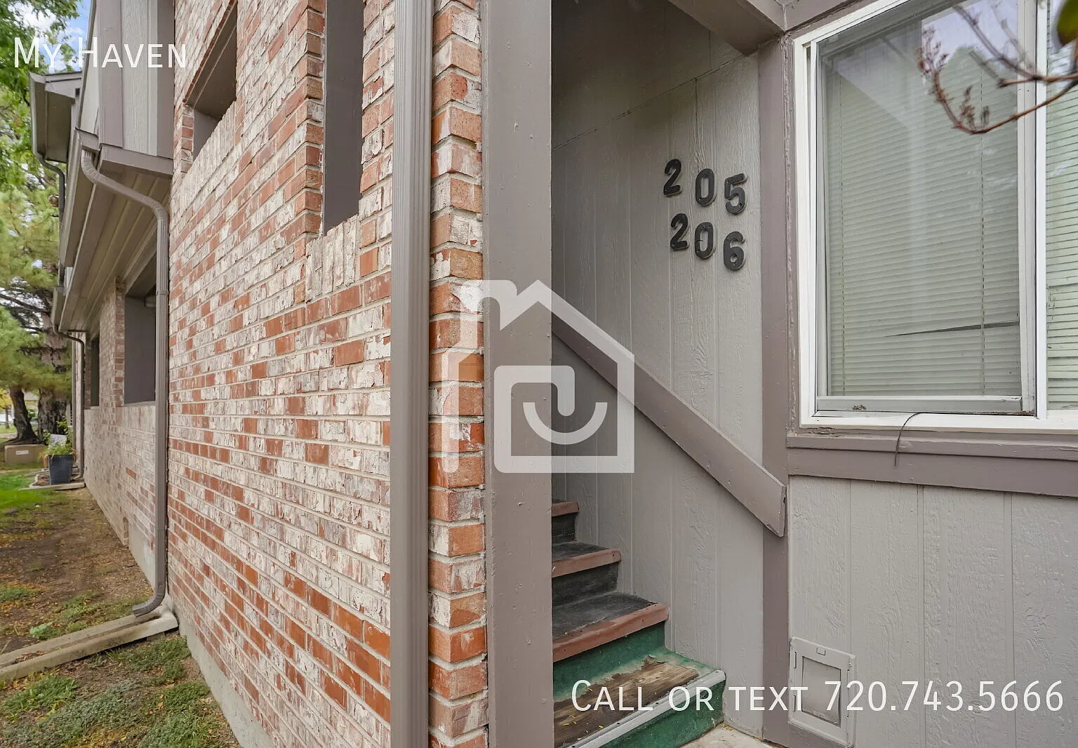 Two Story 2 Bedroom Apartment in Great Location — Photo 2