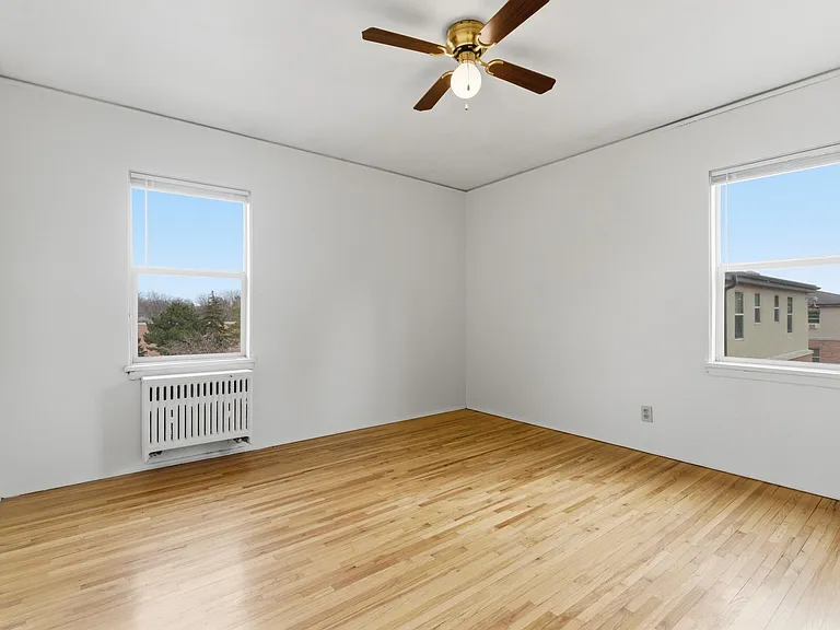 Welcome to Central Lakes of Uptown, where comfort meets modern living. This spacious apartment features abundant natural light, airy interiors, and stylish finishes. Don't miss the chance to make this your new homeAaaschedule a tour today!