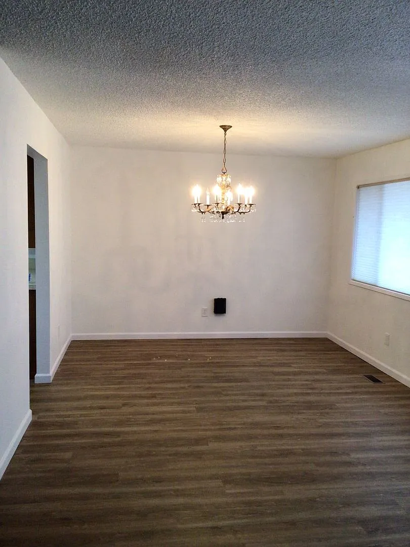 Availalbe Now - Two Bedroom And Two Bath Duplex Unit In Central Park Neighborhood — Photo 4