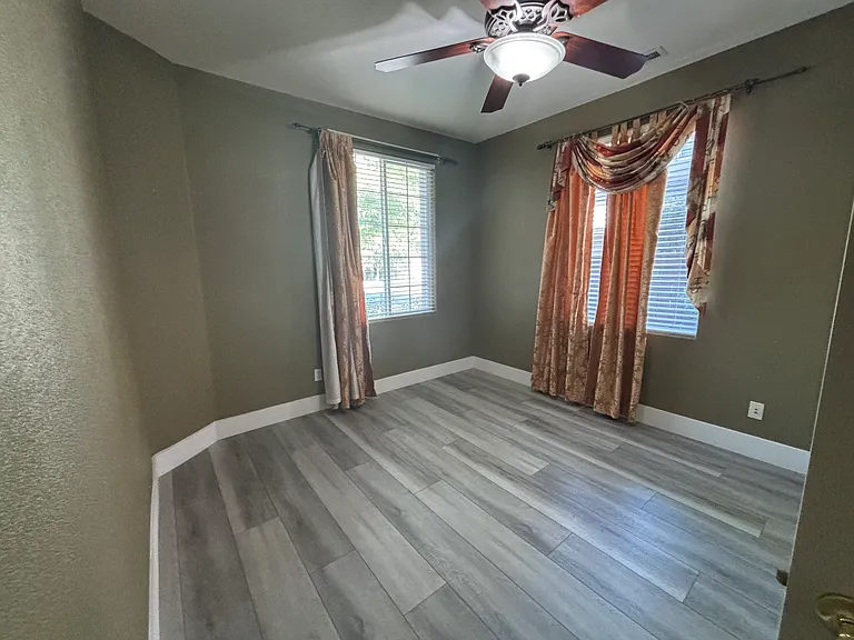 4800 Village Green Dr — Photo 22