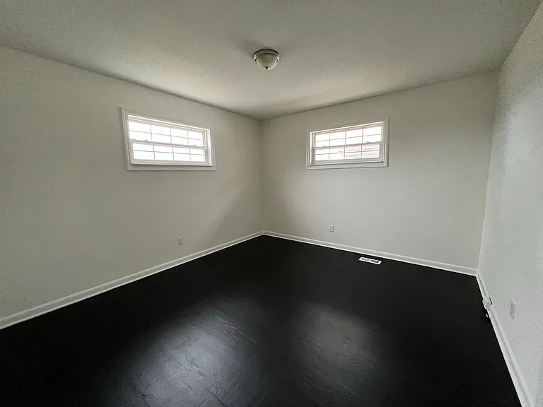 712 Moore St — Photo 10