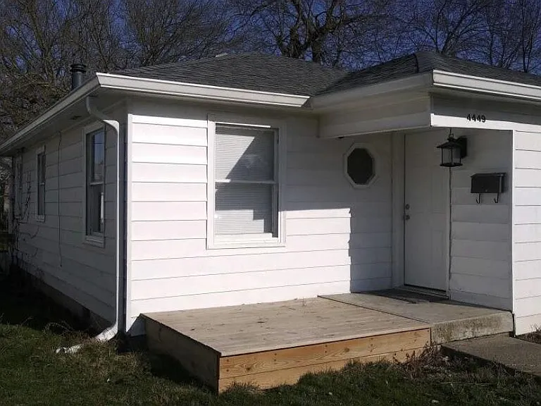 4449 Kingsley Dr — Photo 2