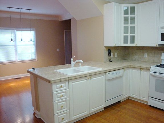 4th image of 102 Vann Ln