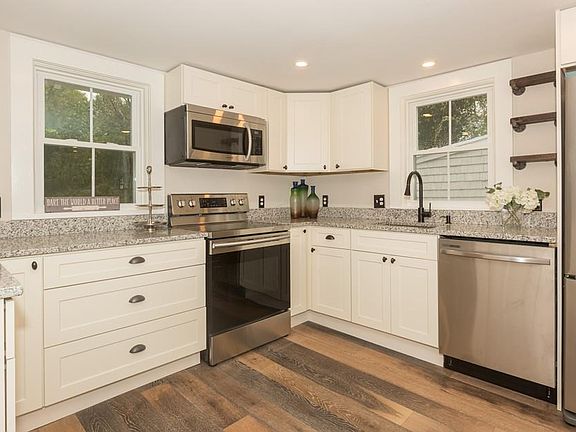 4th image of 404 Summer St