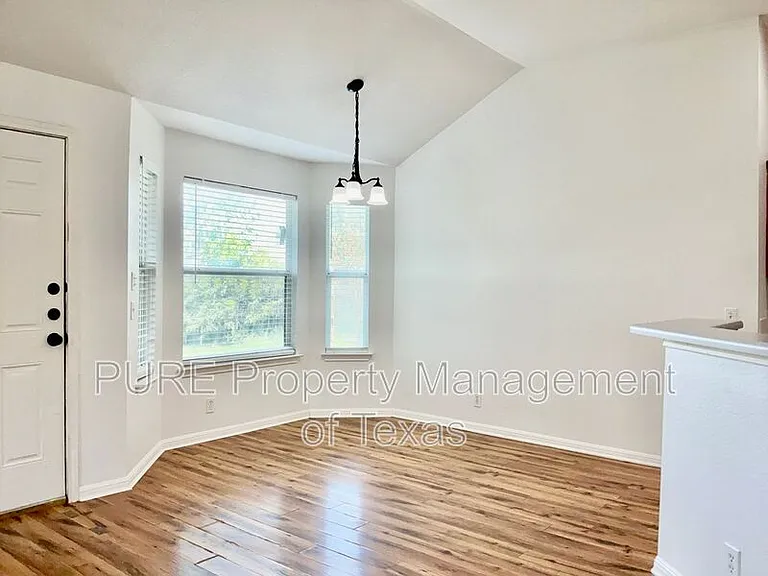 706 Stewart Dr — Photo 7