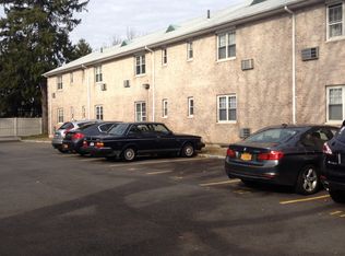 400 Merrick Rd, Rockville Centre, NY 11570