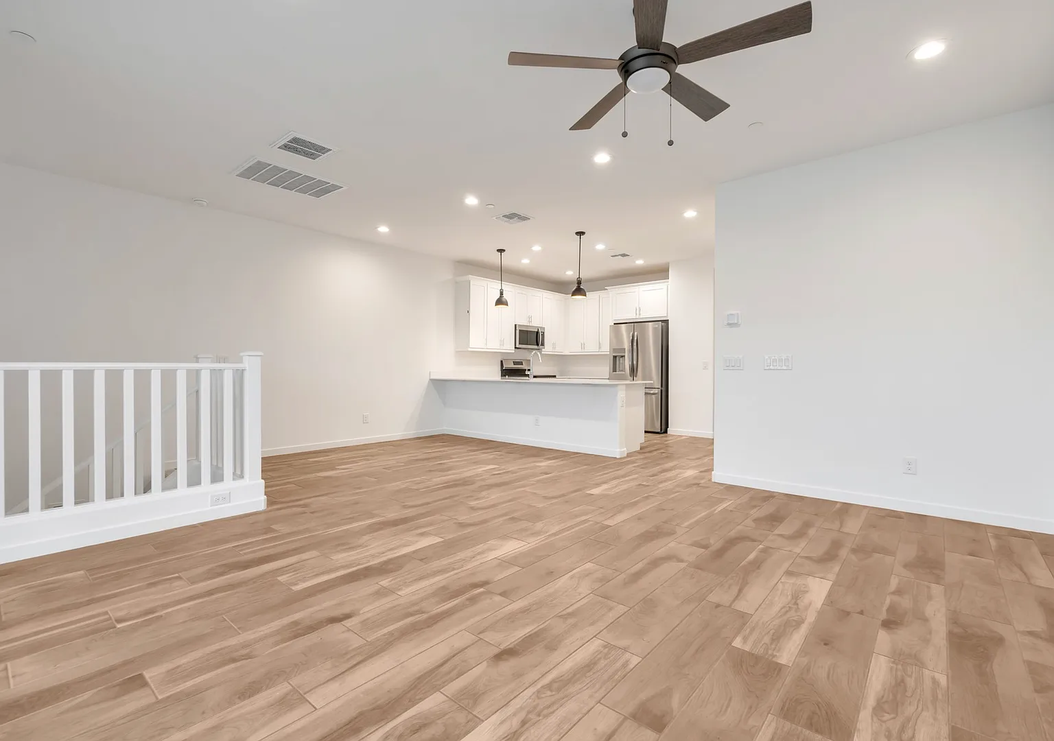 Like new Luxurious Modern townhome with 2 Master Suits in Warner Meadows — Photo 4