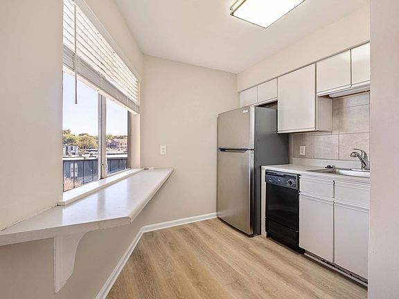 5th image of 1840 Burton Dr APT 155