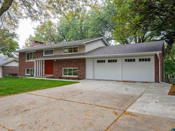 611 Cottonwood Dr, Lincoln, NE 68510