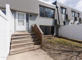 910 N 39th St, Grand Forks, ND 58203