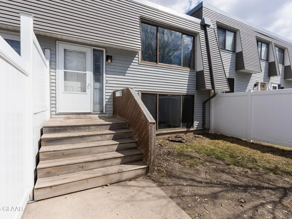 910 N 39th St, Grand Forks, ND 58203