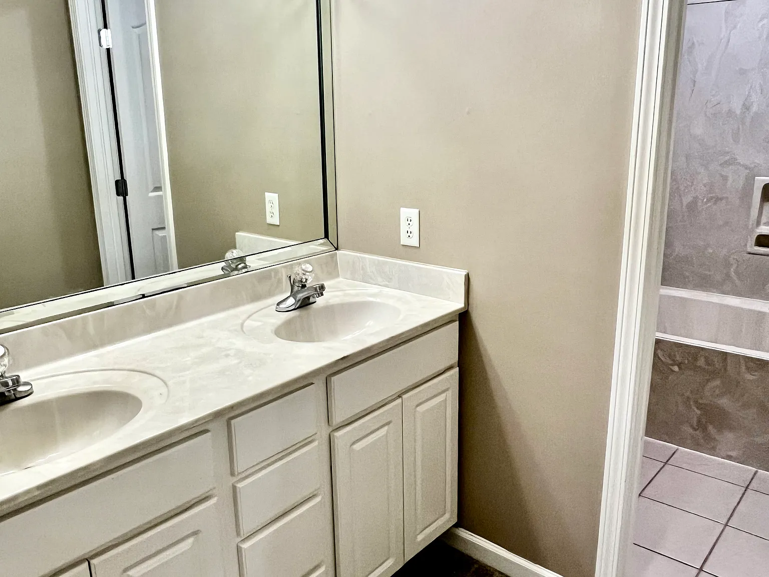 3 bed, 2.5 bath, 2054 sqft, $2,000 — Photo 4