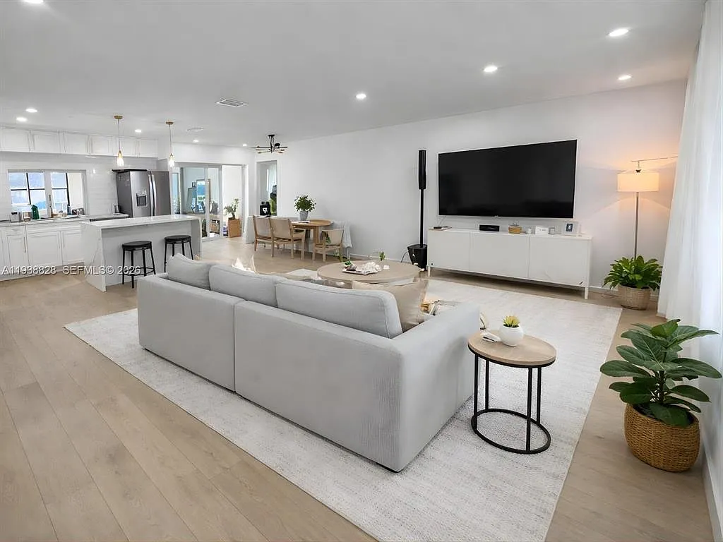 3 bed, 2.0 bath, 1756 sqft, $4,200 — Photo 1
