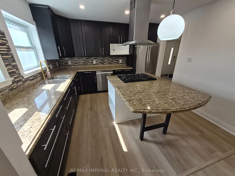 757 Pam Cres — Photo 2