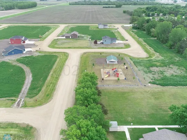 207 Pine Dr, Hankinson, ND 58041