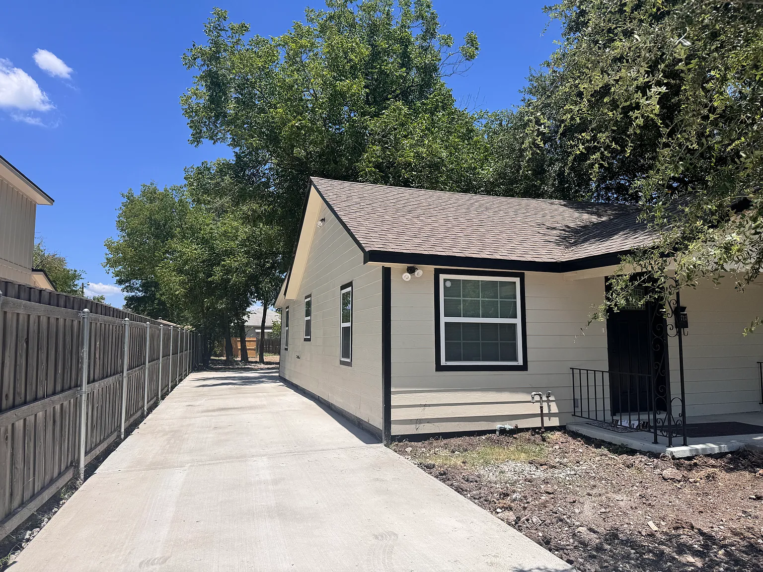3 bed, 1200 sqft, $2,500 — Photo 2