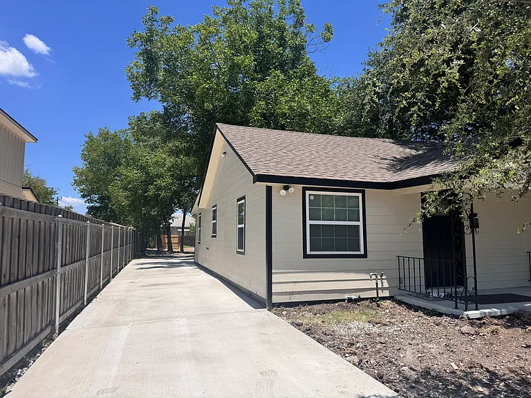 1717 Wood Ave — Photo 2