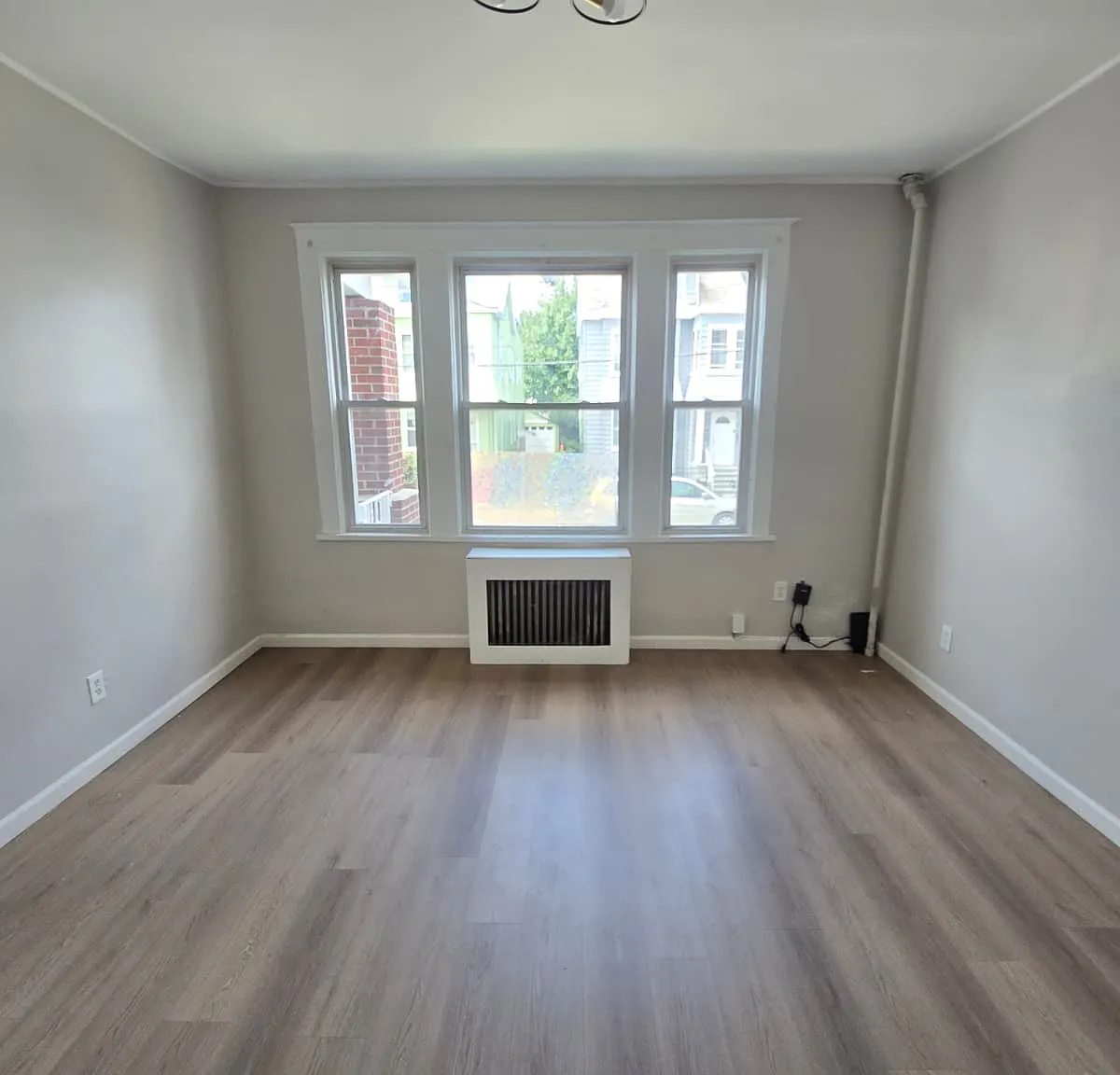 98 Grace St — Photo 1