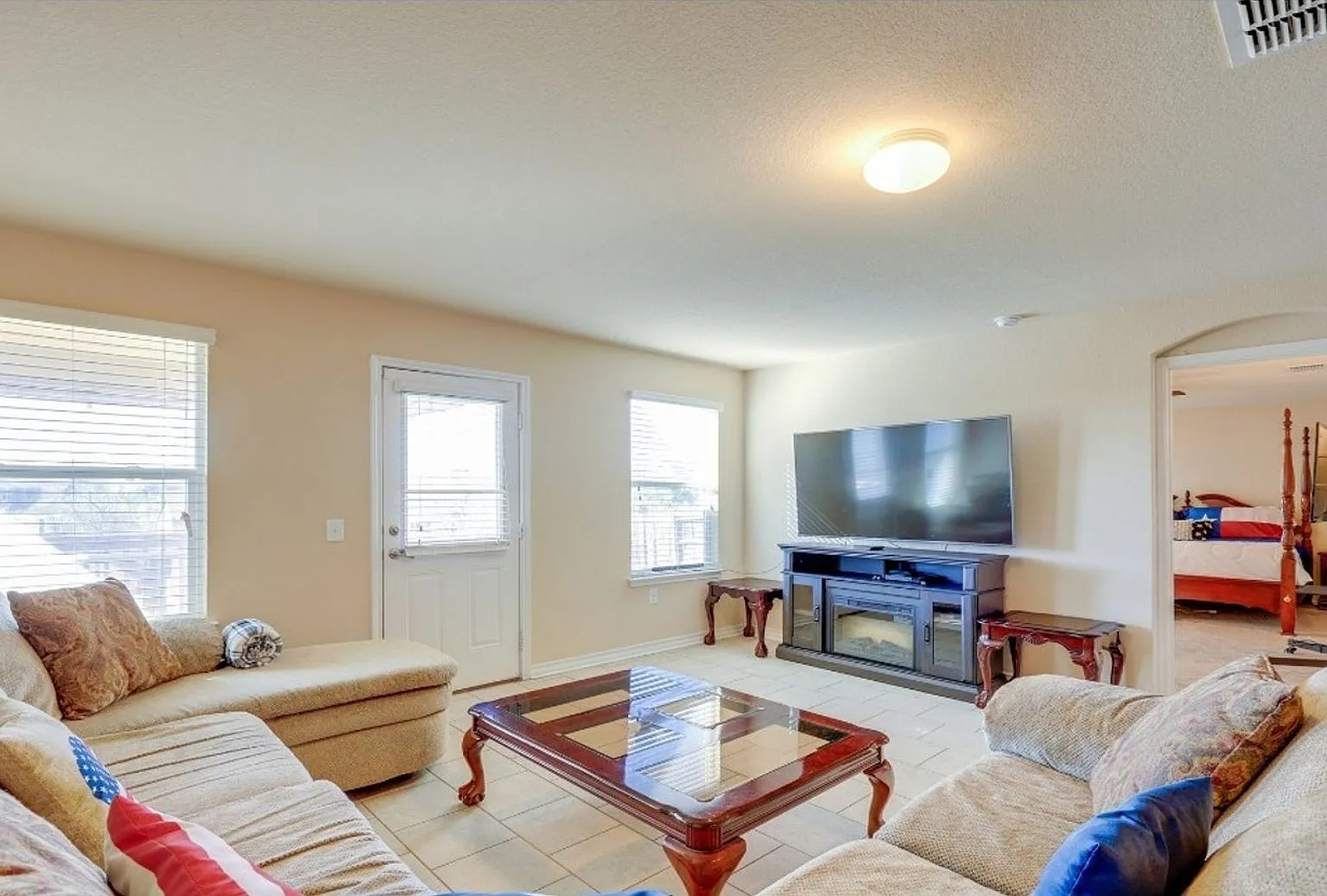 5 Bedroom Single Family Home in San Antonio — Photo 2