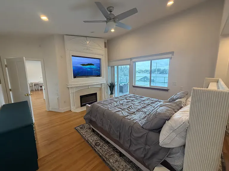Upstairs bedroom with access to the deck