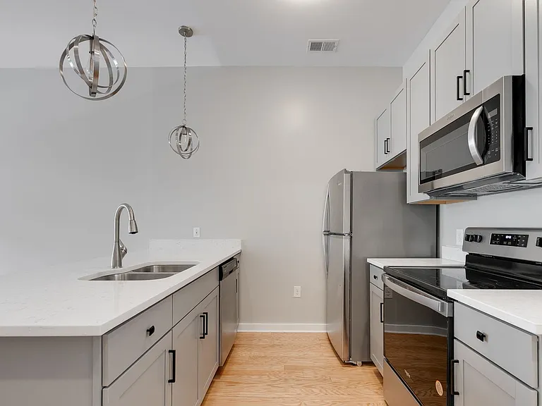 2416 Jefferson Ave — Photo 2