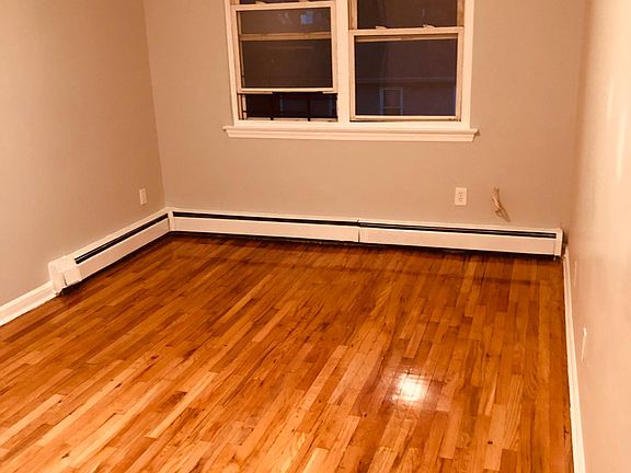3rd image of 1004 E 225th St Floor 1