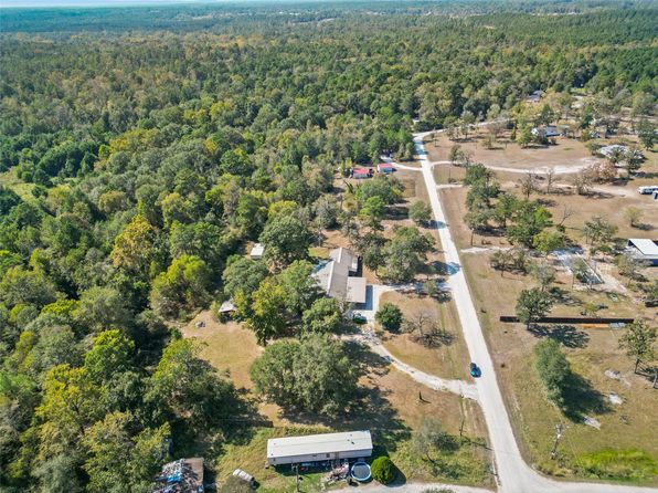 33 W Walnut Lake Dr, Huntsville, TX 77320