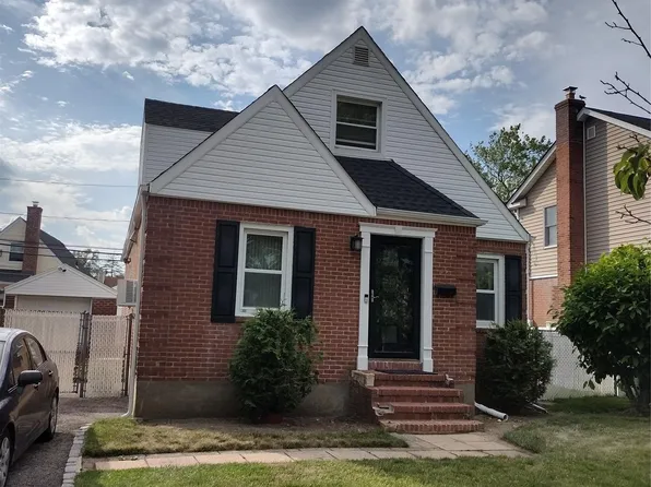 15 Yale Boulevard, New Hyde Park, NY 11040