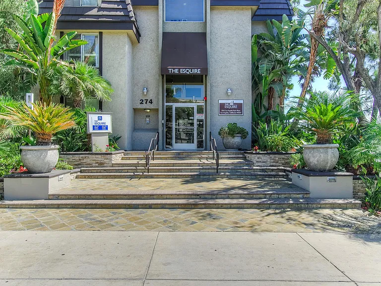Check out that entryway!