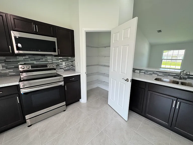 532 SW Buswell Ave — Photo 13