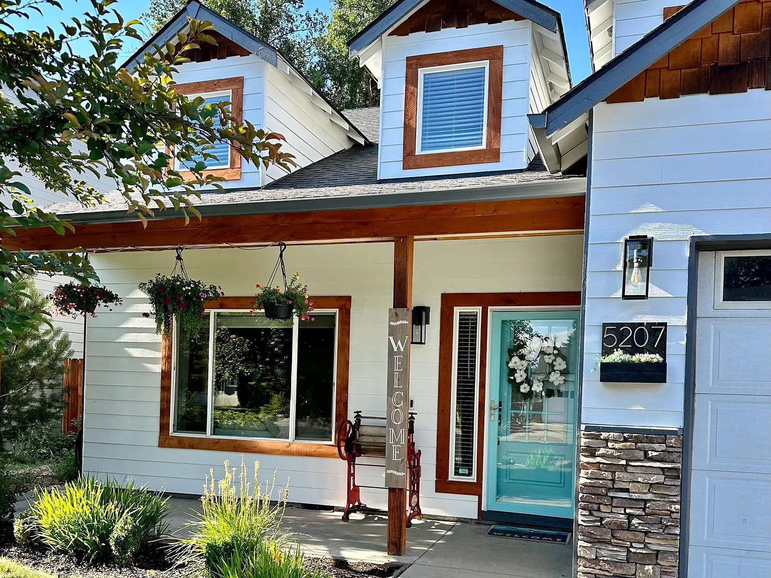 5 bed, 2.5 bath, 2556 sqft, $3,100 — Photo 2