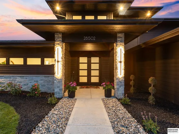 28502 Jessie Cir, Valley, NE 68064