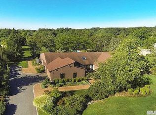 24 Cabriolet Ln, Melville, NY 11747