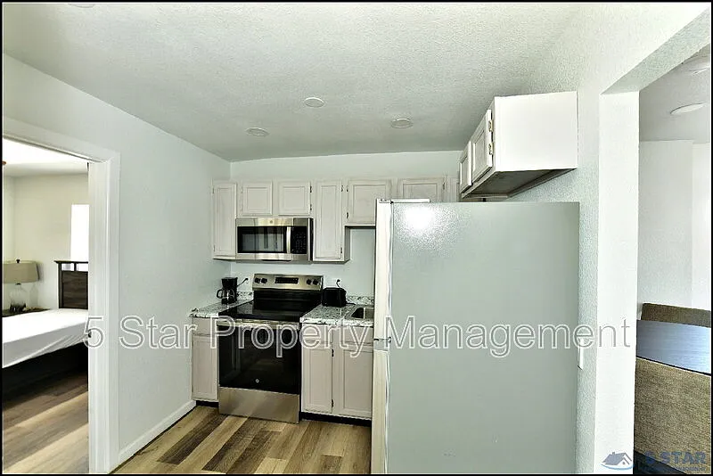 1 bed, 1.0 bath, $895 — Photo 3