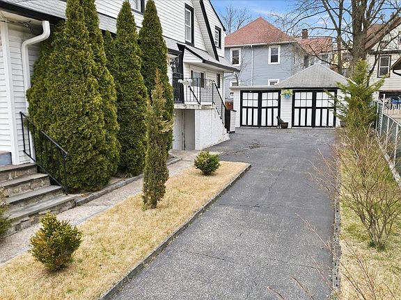 4th image of 421 Dunham Avenue