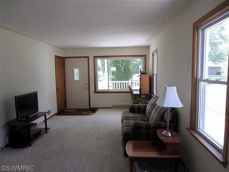 725 Golden Ave photo 1