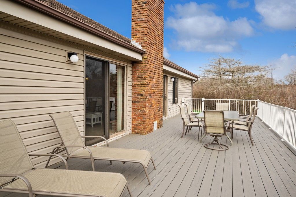  Ample decking