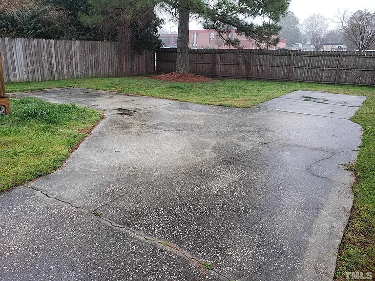 204 E Davis St — Photo 16