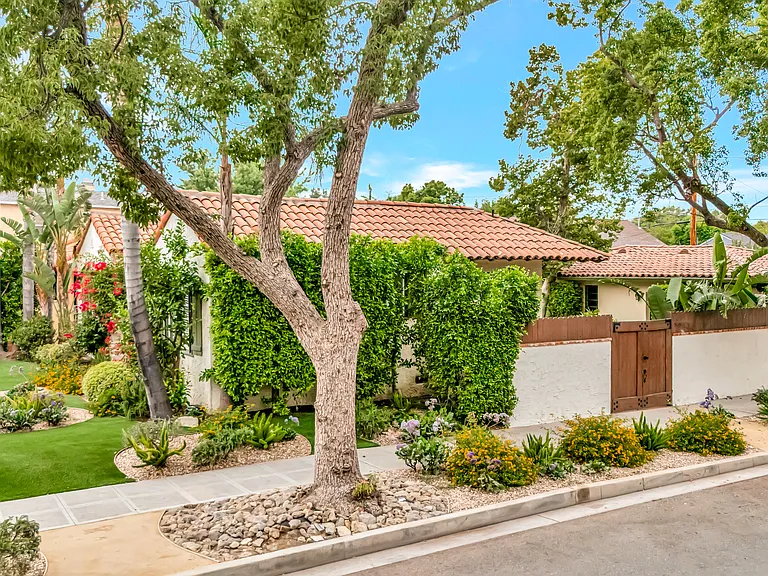 546 S Beachwood Dr — Photo 45