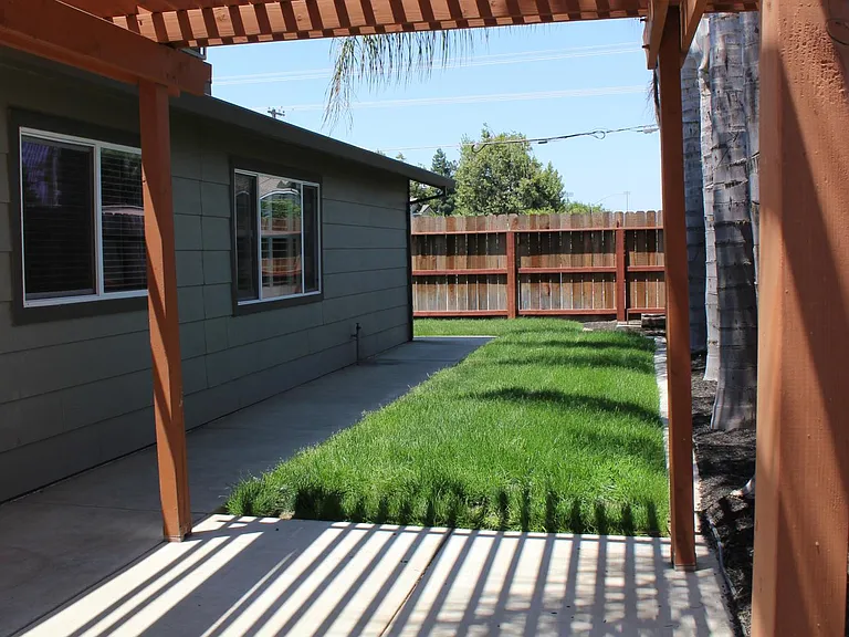 425 Bluefield Ave — Photo 9