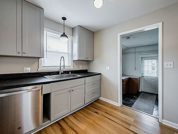 3rd image of 53 E Hudson