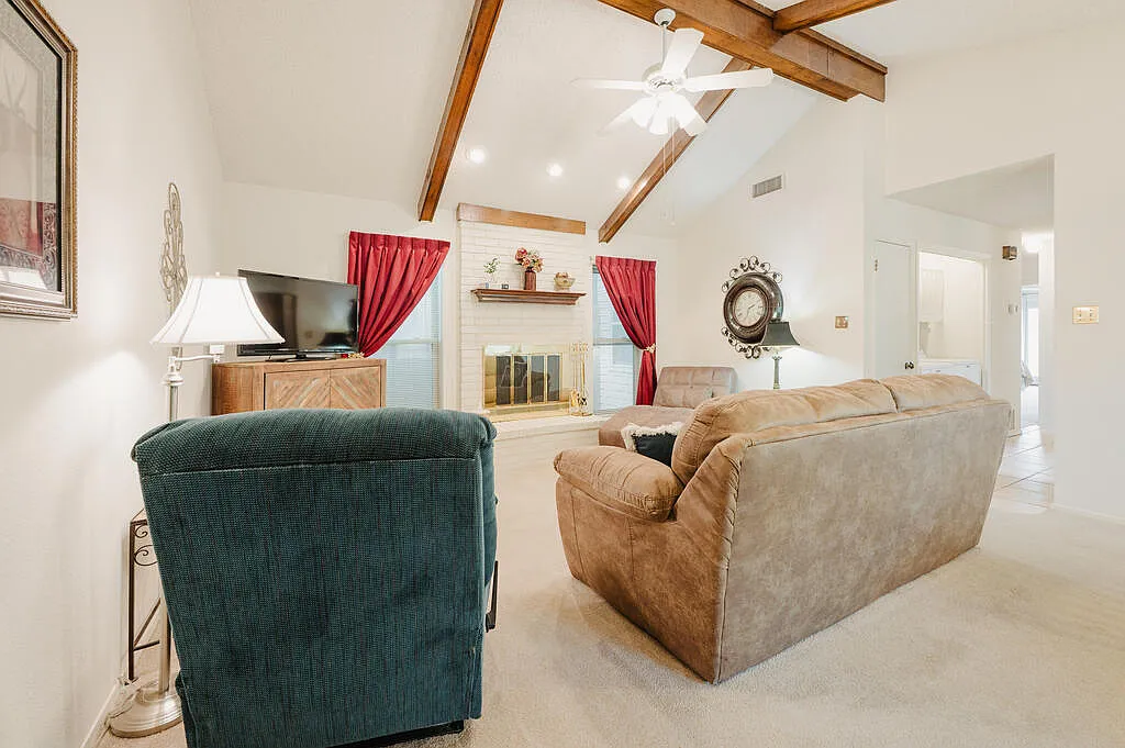3 bed, 2.0 bath, 1256 sqft, $2,900 — Photo 3