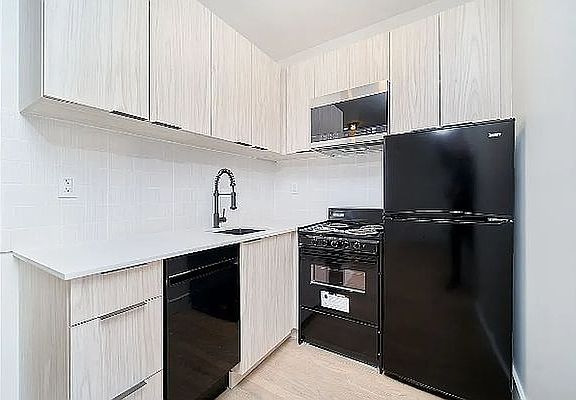 5th image of 306 E 5th St APT 8