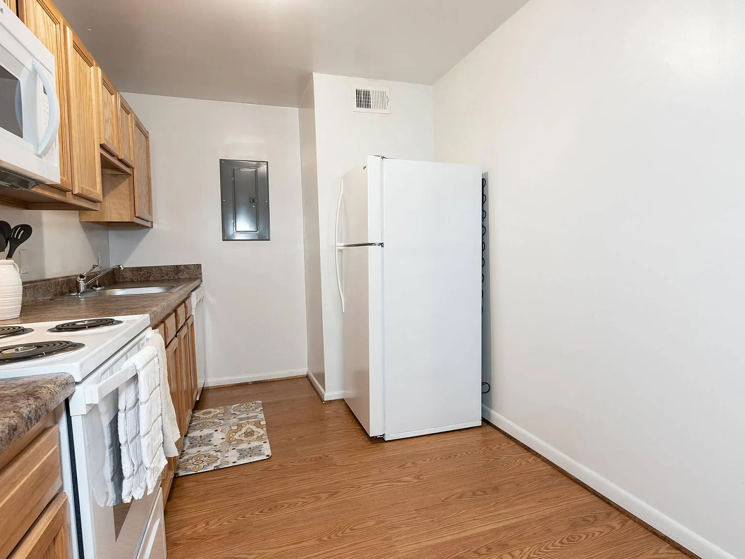 Driftwood Apartments — Photo 3
