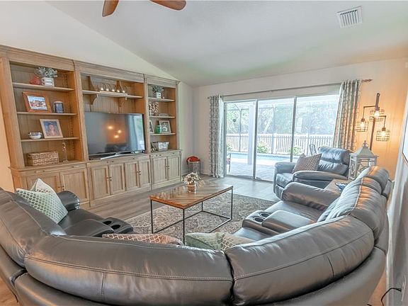 4th image of 2621 Lacroix Ave