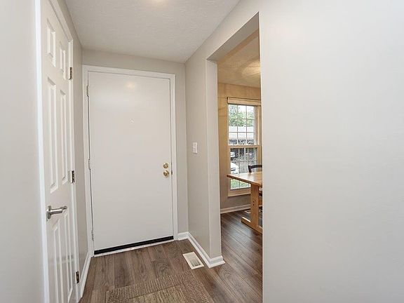 3rd image of 10940 Barrington Ct