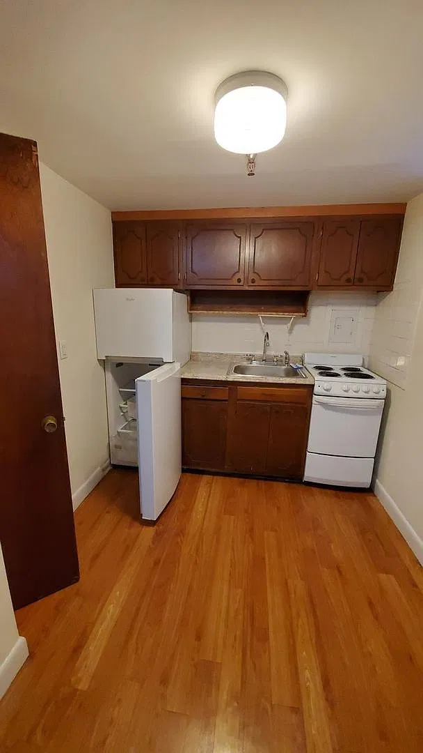 Large Studio On Mbta Gl-B @ Packard's Corner — Photo 3