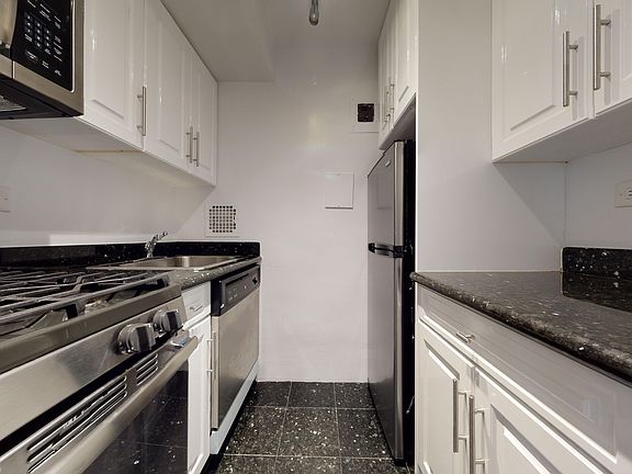 5th image of 305 W 13th St APT 6G